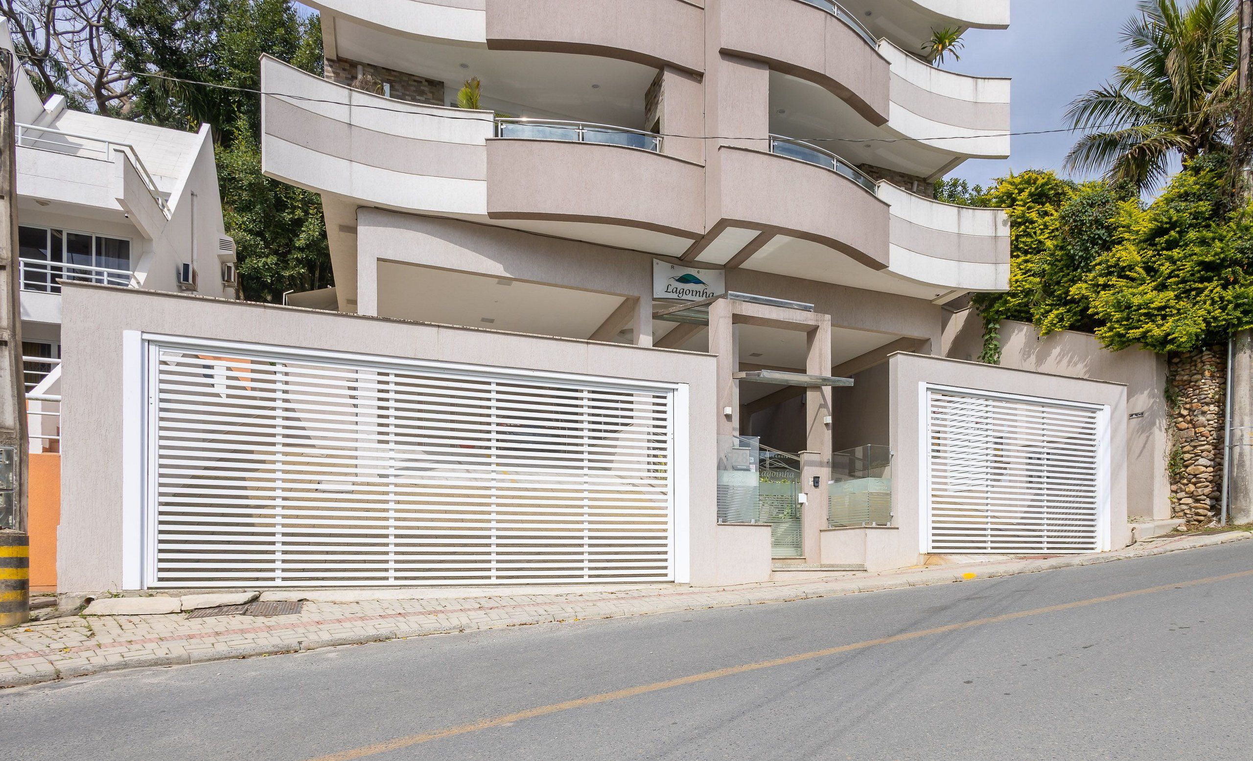 Un immeuble moderne à plusieurs étages, doté de balcons, d’une entrée sécurisée et d’une enseigne indiquant « Lagomma ».