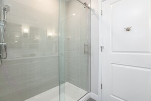 Een douche, een haardroger, handdoeken