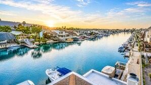 A marina with boats docked, waterfront houses, and a clear sky. - 25%Off Sep 24-27 Waterfront Great 4 Families -Dock (Oxnard)
