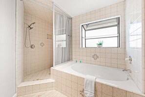 Dusche, Haartrockner, Handtücher