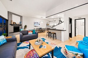 Una sala de estar moderna con sofá, mesa de centro y zona de bar.