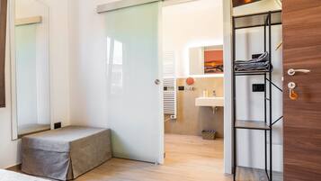 Douche, sĂšche-cheveux, serviettes fournies