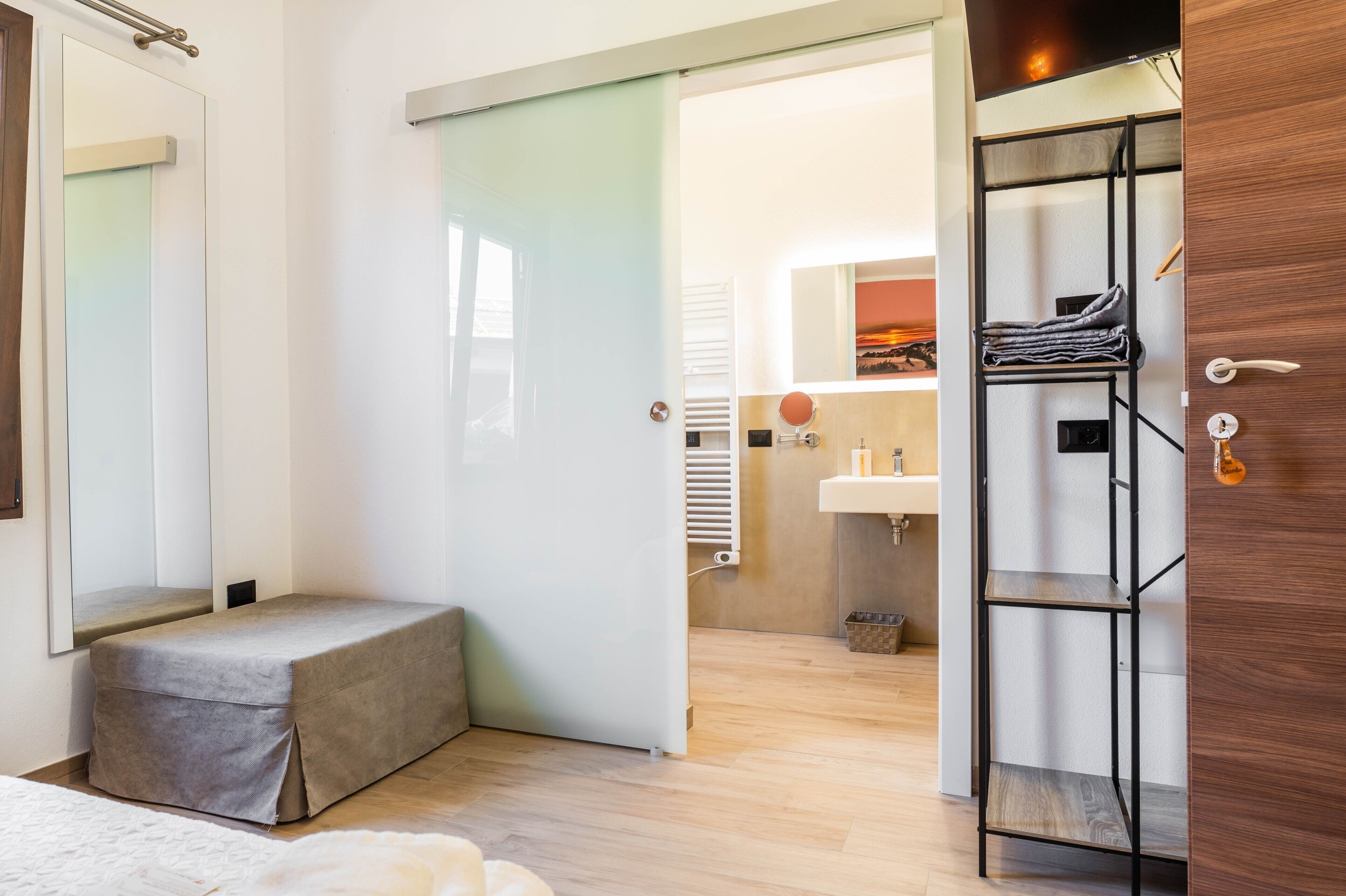 Regadera, secadora de cabello, toallas 