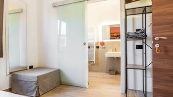 Regadera, secadora de cabello, toallas