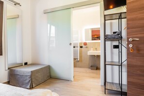 Regadera, secadora de cabello, toallas 