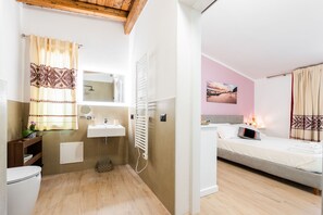 Suihku, ilmaiset hygieniatuotteet, hiustenkuivaaja, pyyhkeet