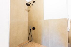 Een douche, gratis toiletartikelen, een haardroger, handdoeken