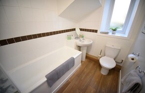 Regadera, secadora de cabello, toallas, jabón