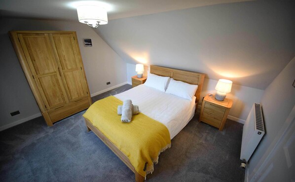 3 habitaciones, tabla de planchar con plancha, wifi y ropa de cama