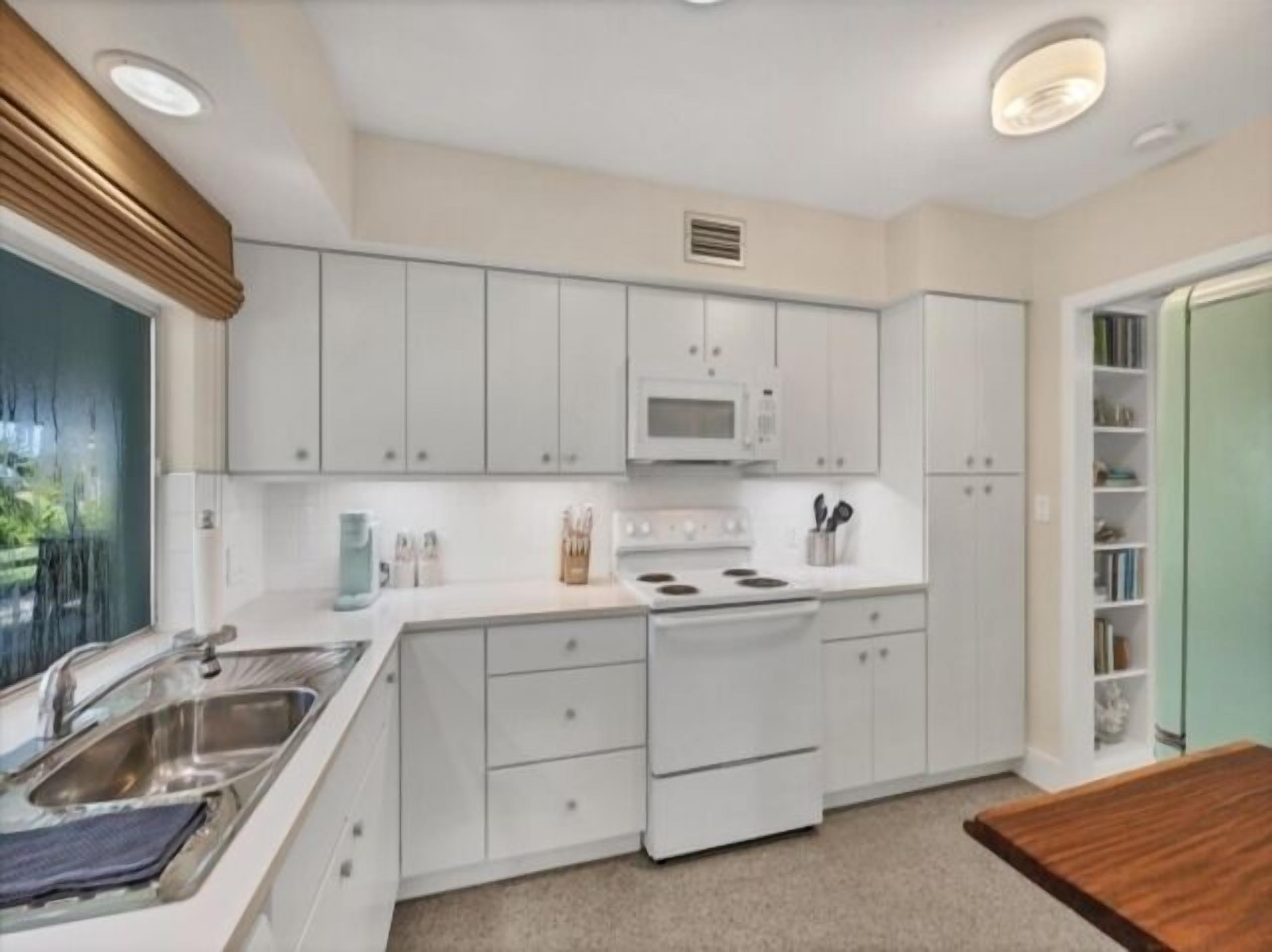 Frigorífico, microondas, placa de cocina y utensilios de cocina