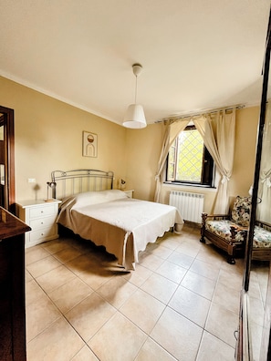 2 bedrooms, WiFi, bed sheets - Apartment Ortensia Lucca, in a typical Tuscan courtyard a stone's throw from Lucca. (Capannori)