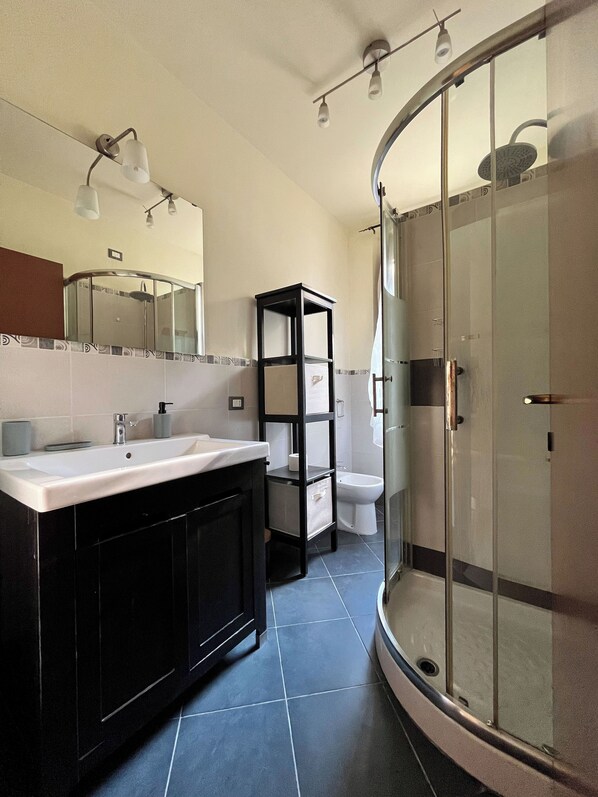 Shower, free toiletries, hair dryer, bidet