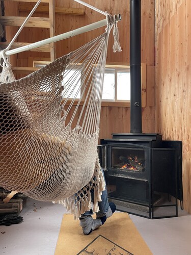 Privtate cabin-wooded trails, 5 minutes to Loon Call Lake! Pets welcome!