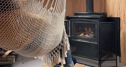 Privtate cabin-wooded trails, 5 minutes to Loon Call Lake! Pets welcome!