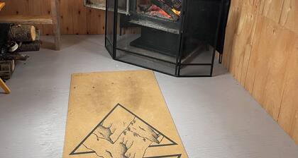 Privtate cabin-wooded trails, 5 minutes to Loon Call Lake! Pets welcome!