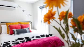3 habitaciones, tabla de planchar con plancha y cuna de viaje