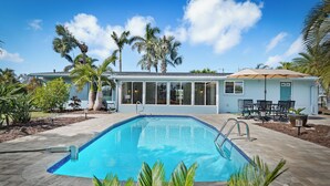 A heated pool - River House Retreat — Canal Views and Poolside Bliss! (Bradenton)