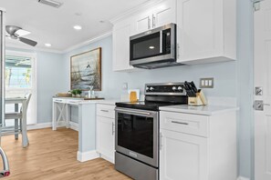 Jääkaappi, mikroaaltouuni, uuni, liesi