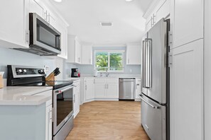 Jääkaappi, mikroaaltouuni, uuni, liesi