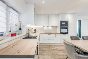 Jääkaappi, mikroaaltouuni, uuni, astianpesukone