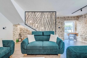 Älytelevisio, videopelejä, pöytätennispöytä