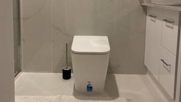 Phòng, 1 phòng ngủ, sân hiên, quang cảnh vườn | Tiện nghi phòng tắm