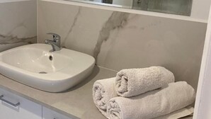 Bathroom - Room-serene Guest Room in Gladstone Park (Melbourne)