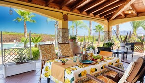 Outdoor dining - Deluxe Villa with Salata Pool Large Green Spaces By Sicily Home Solutions (Sicilia)