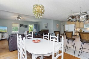 Dining - Spacious 3 Bedroom with Game Room & Golf Cart – Pet Friendly Getaway! (Emerald Isle)