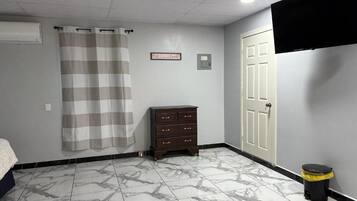 1 habitación, tabla de planchar con plancha, wifi y ropa de cama