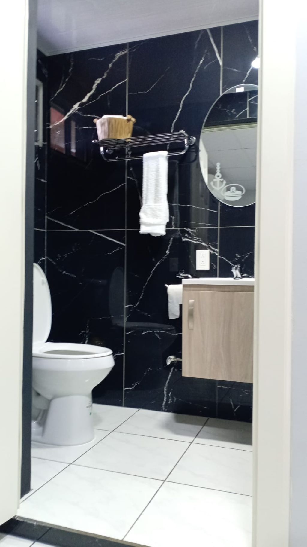 Regadera, secadora de cabello, toallas, papel de baño 