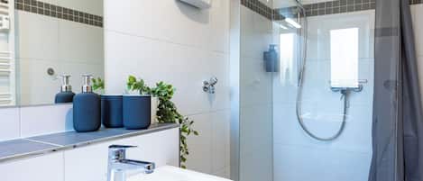 Douche, sèche-cheveux, serviettes fournies, savon