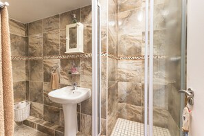 تجهيزات دش، مناشف، صابون، ورق حمّام