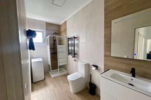 Een douche, een haardroger, handdoeken