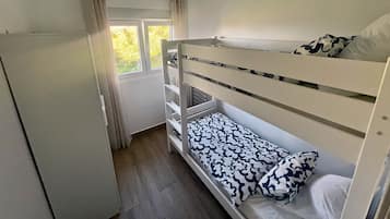 2 bedrooms, iron/ironing board, WiFi, bed sheets