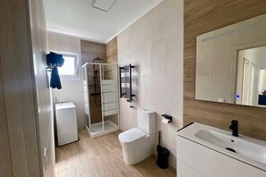 Shower, hair dryer, towels