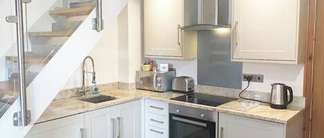 Geladeira, micro-ondas, fogão, torradeira