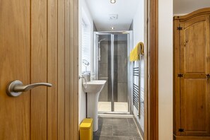 Shower, hair dryer, towels - The Terrace - Beautiful 1-Bed with Roof Terrace | Pass the Keys (York)