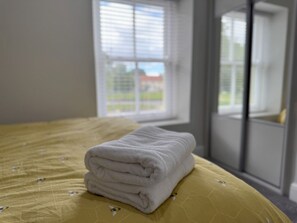 3 bedrooms, iron/ironing board, free WiFi, bed sheets