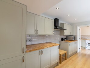 Jääkaappi, mikroaaltouuni, astianpesukone, leivänpaahdin