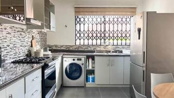 Apartamento standard, 2 quartos | Cozinha privada | Talheres/pratos/utensílios de cozinha