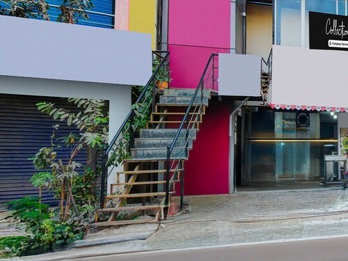 Collection O Neredmet Road