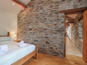 2 quartos, individualmente decorados, individualmente mobiliados