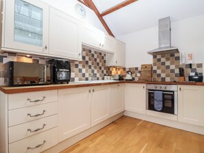 Lave-vaisselle, batterie de cuisine, vaisselle et ustensiles