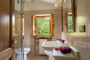 Shower, hair dryer, bidet, towels - Villa la Fornace (Borgo San Lorenzo)