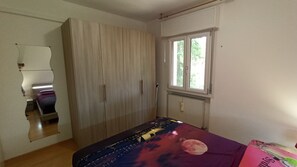 2 室のベッドルーム、アイロン / アイロン台、WiFi (無料)、ベッドシーツ