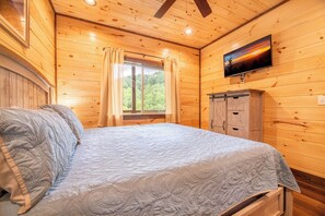 3 bedrooms, desk, iron/ironing board, free WiFi