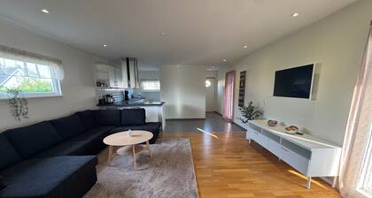 Modern 1-bed Apartment - Sleeps 6 & Ideal Location