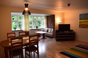 Flachbildfernseher, DVD-Player, Stereoanlage