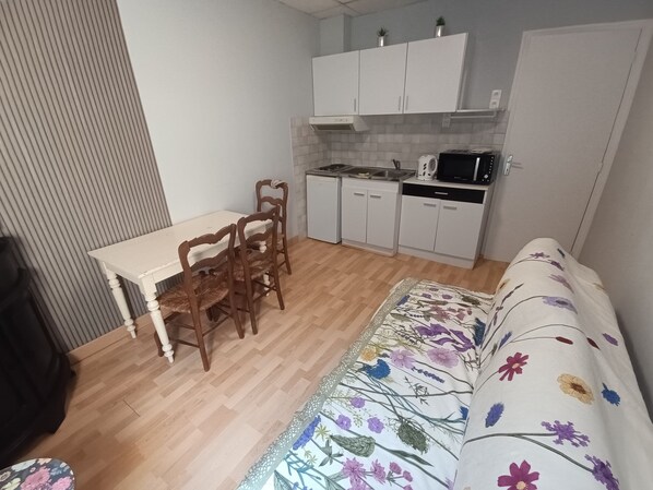 1 غرفة نوم ومكواة/لوح كي وملاءات أسرّة